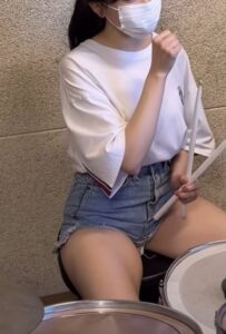 こういう女の子の太ももってなかなか良いよな