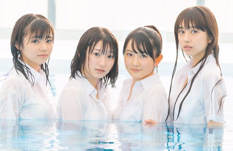 制服のままプール1