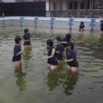 【画像】めっちゃ汚いプールを清掃する女子部員たち🤮