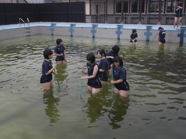 【画像】めっちゃ汚いプールを清掃する女子部員たち🤮