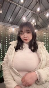 【画像】爆乳おっぱいの女性「チャックパツパツ♪」