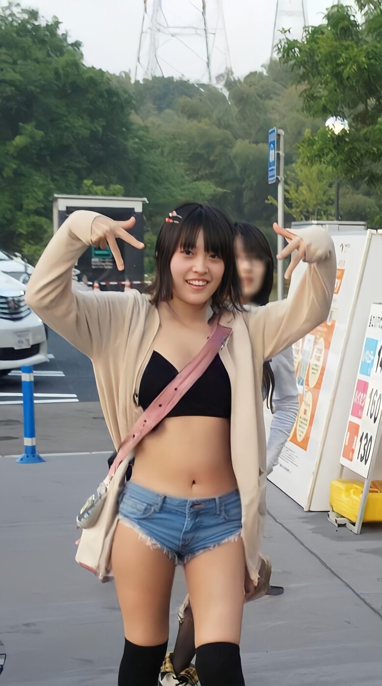 【画像】街中でこんな格好の女性さん・・これは大胆！！