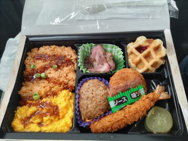 【画像】アメリカの球場で売られてる480円の弁当、ガチ美味そうだ！