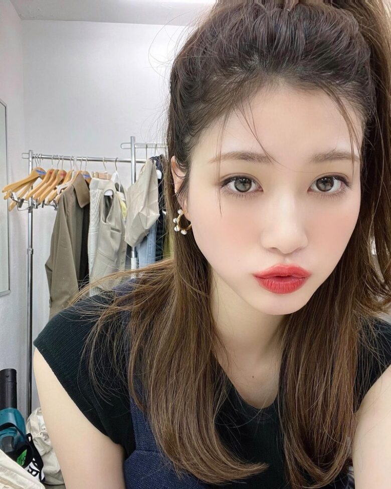 口をすぼめた顔（キス顔）05