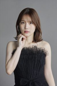 【画像】声優 内田真礼さん、病院の受付嬢をする