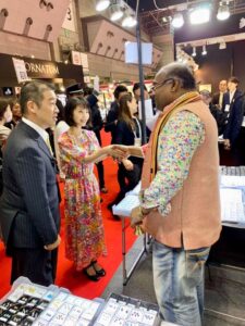 【画像】握手する浜辺美波ちゃんの愛らしさについて考えてみた