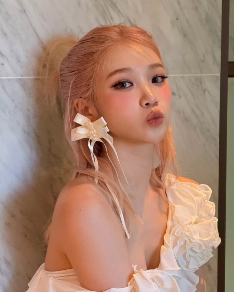 口をすぼめた顔（キス顔）09