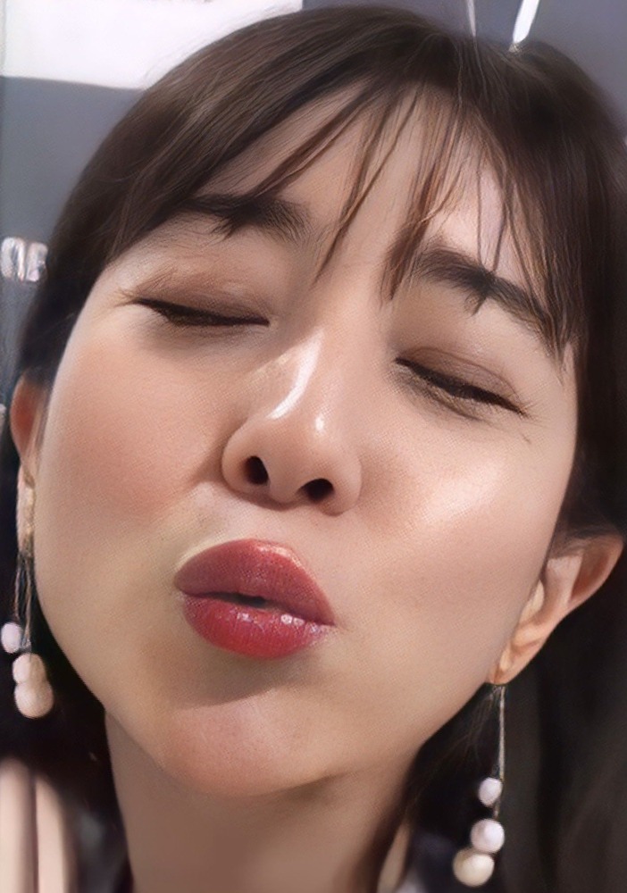 口をすぼめた顔（キス顔）02