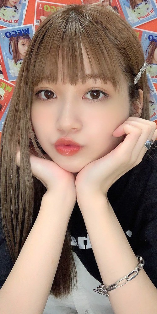 口をすぼめた顔（キス顔）01