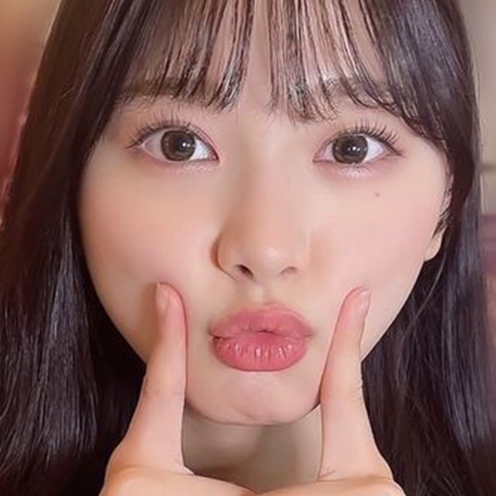 口をすぼめた顔（キス顔）03