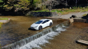 【画像】プリウスで川に飛び込むアホ現るw