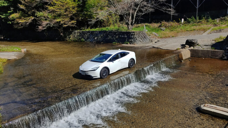 【画像】プリウスで川に飛び込むアホ現るw