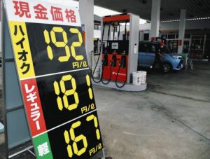 【悲報】せっかく下がったガソリン価格、ホムルズ海峡封鎖で爆上がりする模様。。