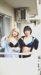 【画像】巨乳2人がベランダでこっち向いてブラ見せつけてる画像