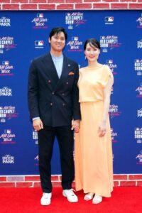 【朗報】レッドカーペットの大谷翔平夫婦がお似合いすぎると話題に