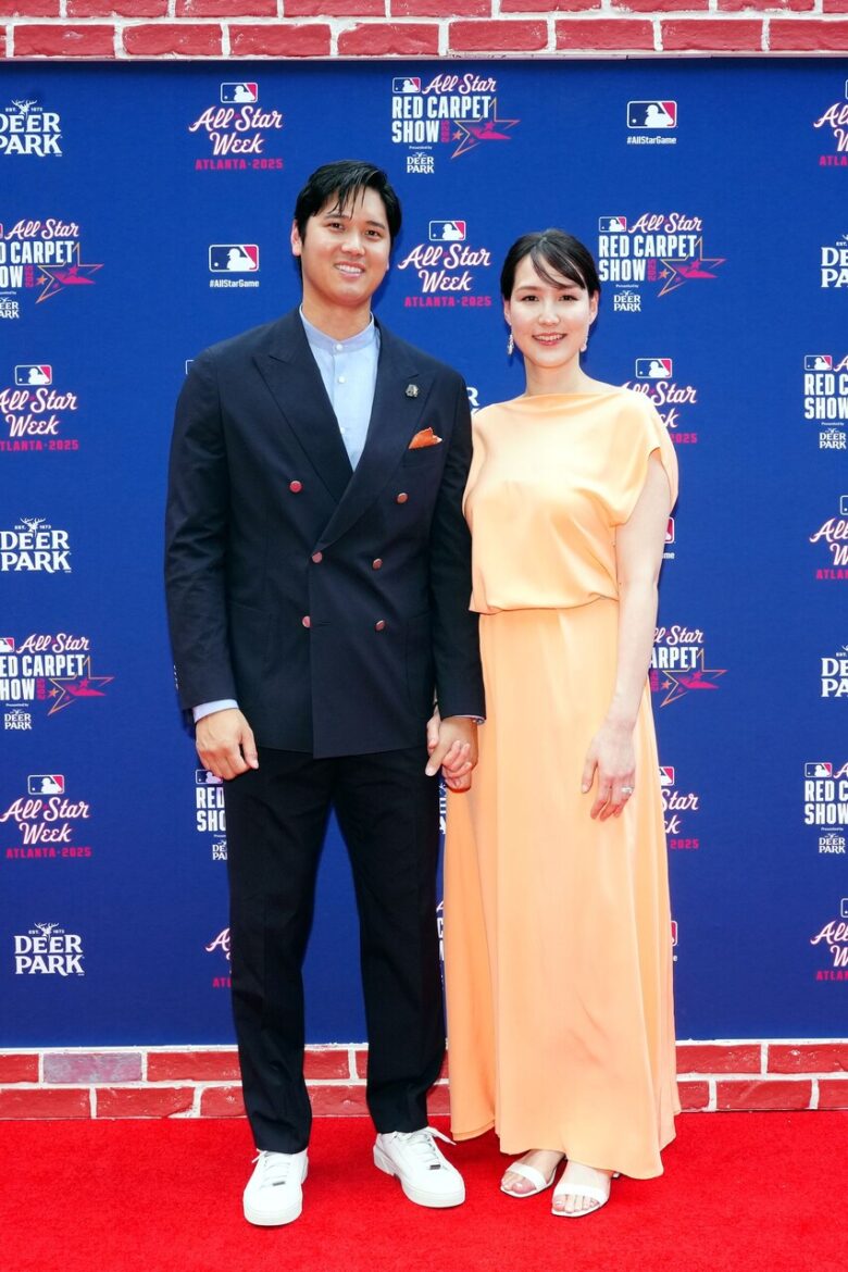 【朗報】レッドカーペットの大谷翔平夫婦がお似合いすぎると話題に