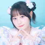 【画像】小倉唯さん、プールで写真撮影