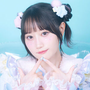 【画像】小倉唯さん、プールで写真撮影