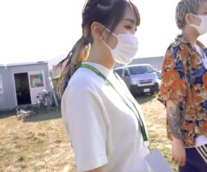 【画像】YOASOBIのikuraちゃんおっぱいデカくね、、？