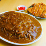 【画像】女性さん、特大カレーを召しあがる