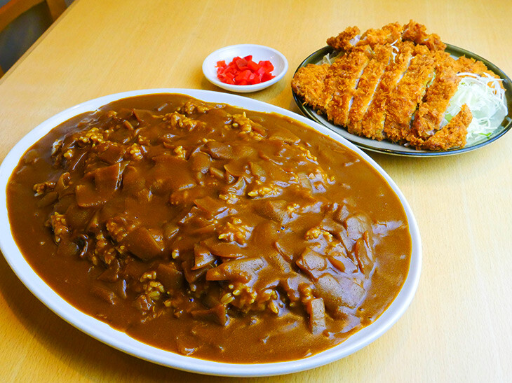 【画像】女性さん、特大カレーを召しあがる
