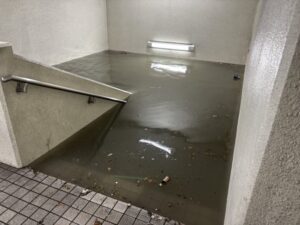 【悲報】地下の駐車場、大雨によりとんでもないことになる