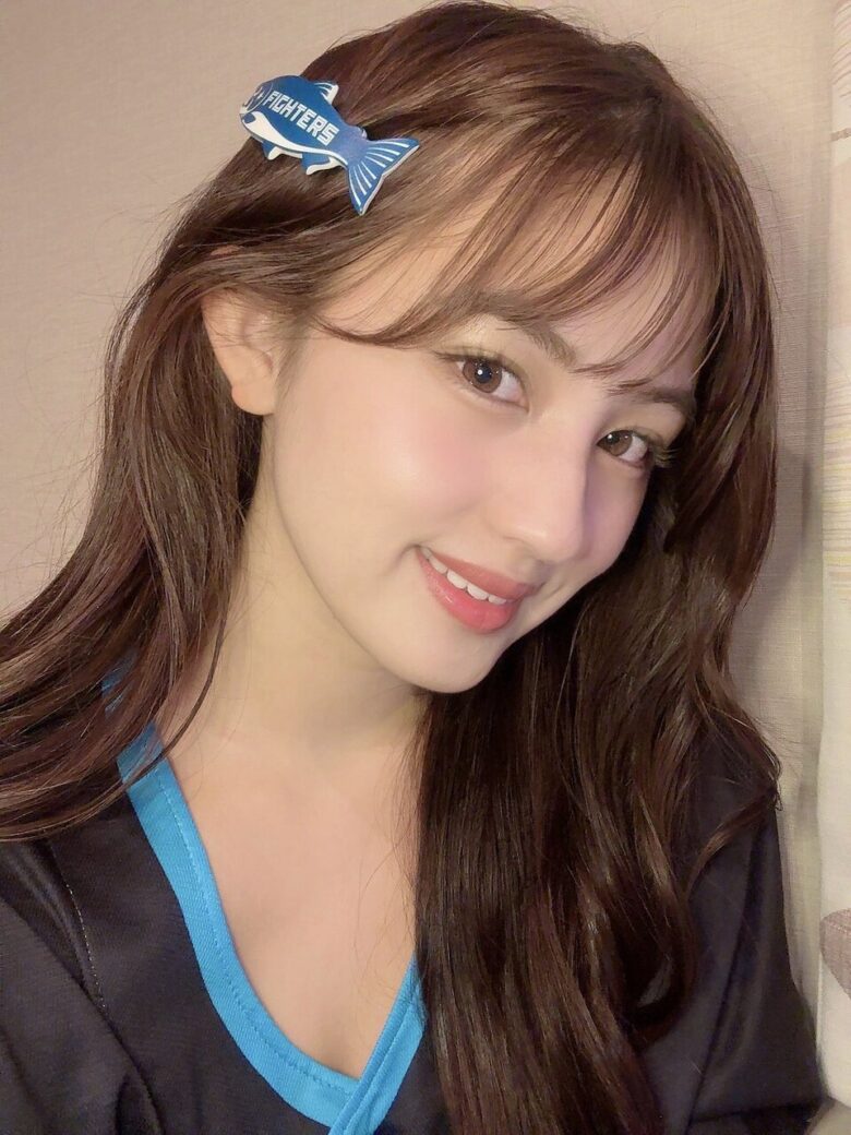 【画像9枚】熱狂的日本ハムファイターズファンのアイドルが美人すぎると話題になる