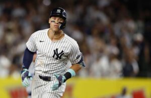 【画像】アーロン・ジャッジさん、謎のおっさん(38)と写真を撮る