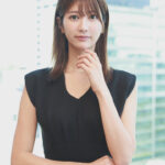 【画像】ABEMAの人気女子アナ・瀧山あかねアナ　真っ赤な水着ショットを公開！　大胆プールショットに反響「ヤバイ」「反則でしょう」