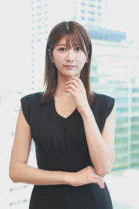 【画像】ABEMAの人気女子アナ・瀧山あかねアナ 真っ赤な水着ショットを公開! 大胆プールショットに反響「ヤバイ」「反則でしょう」