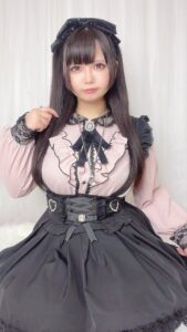 【画像】メイドさんのむちむちボディ!!