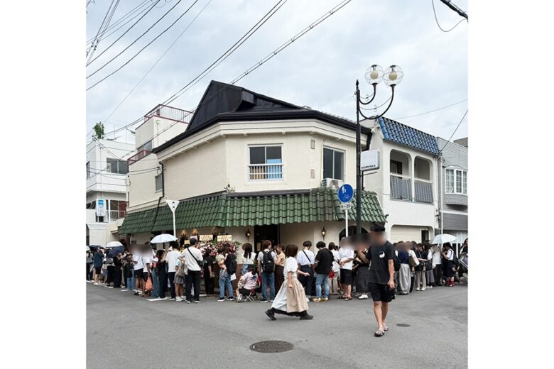 【画像】大阪で人気のクレープ屋さんだけど…すごく並んでる。。