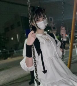 【画像】全然見えないのに…食いしん坊な美少女さんの登場！