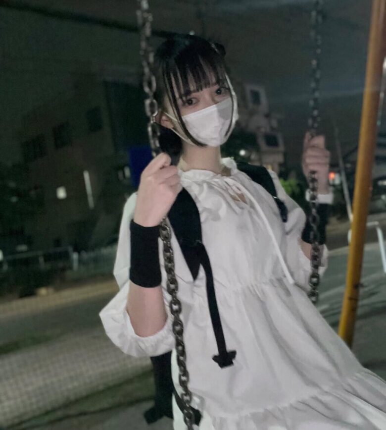 【画像】全然見えないのに…食いしん坊な美少女さんの登場!