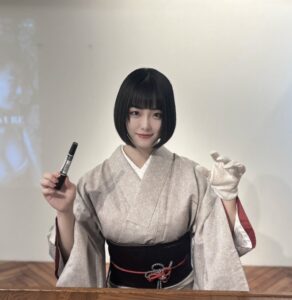 【画像6枚】爆乳グラビアアイドル、写真お渡しイベントで胸が全く目立たない格好をしてしまう