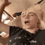 【GIF】ビリーアイリッシュさん、腕を動かすだけでおっぱいが･･･