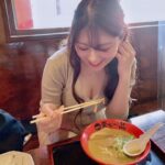 【画像】巨乳ちゃんがラーメン食べるところ、最高！！