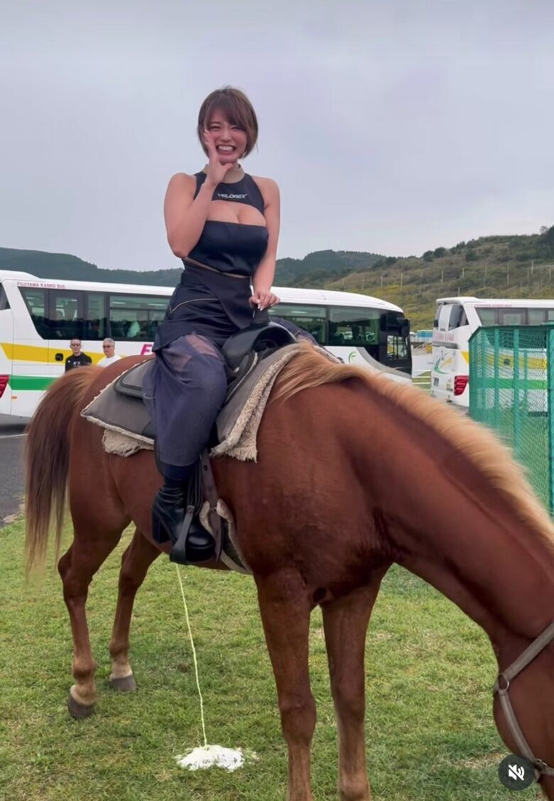 【画像】流石に…お馬さんも我慢出来なかったみたい。。