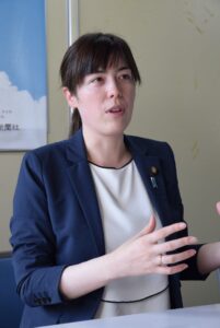 【画像9枚】ちょっと待て…小野田大臣っておっぱいデカくねーか？