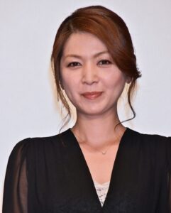 【動画】飯島直子さん(57)、制服着ておっぱい揺らしながら、縄跳びをする