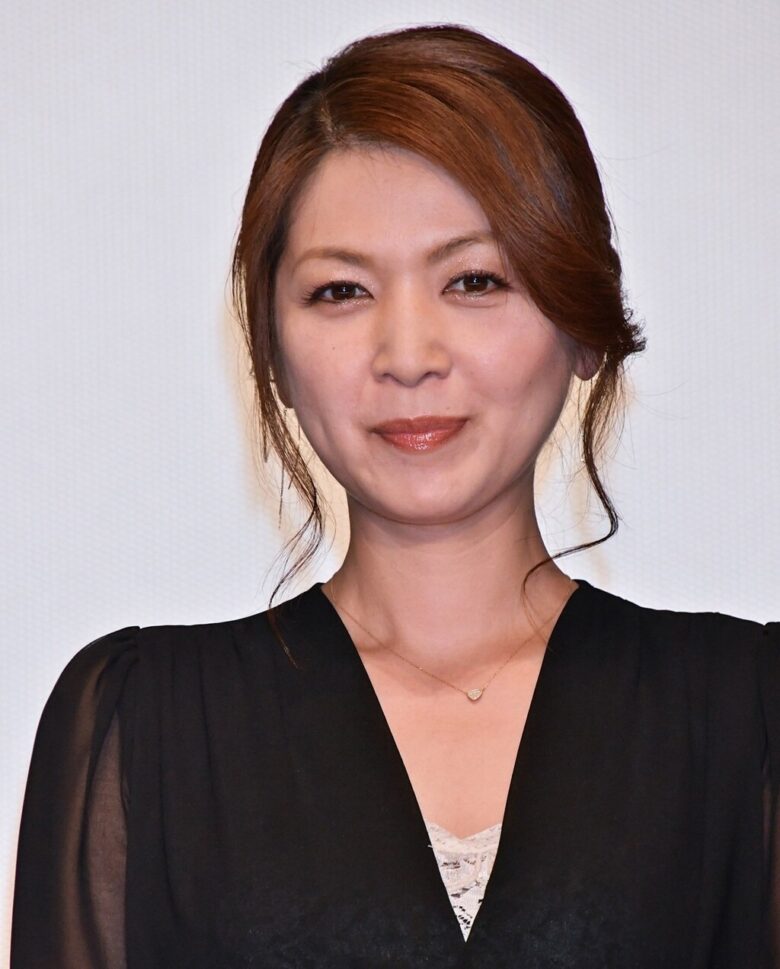 【動画】飯島直子さん(57)、制服着ておっぱい揺らしながら、縄跳びをする