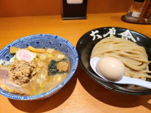 【画像】黒ギャルの尻みたいなゆでたまご（あるいは小峠の頭のような…）