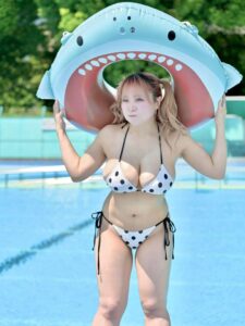 【画像】金髪ギャルさん、サメに食われるwwwwwwwww