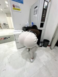 【画像】お姉様先輩(33)、職場でデカ尻を放り出してしまう...