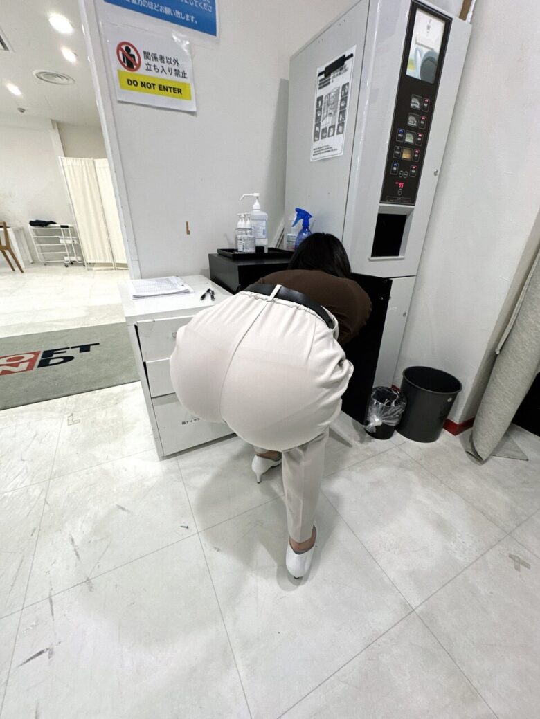 【画像】お姉様先輩(33)、職場でデカ尻を放り出してしまう...