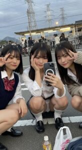 【画像】かわいい女子高生3人で「ハイチーズ！」パンチラ！！