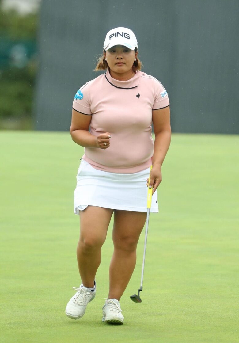 【画像】女子ゴルファーさん、オッパイがデカすぎる！！