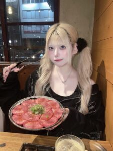【画像】金髪女子さん「焼肉食べようぜ！」