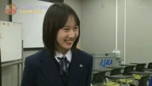 【テレビ】理系JKさん、おっぱいを持ち上げられてしまう👈😭