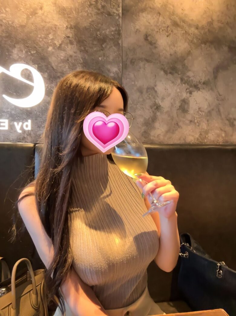 【画像あるよ】ニットのセーター切るとみんな巨乳に見える